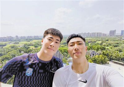 纪录片《交换礼物》将镜头对准了“抗癌”这一沉重却又充满希望的话题，以知名主持人曾宝仪的视角，展开一场长达六年的探索。